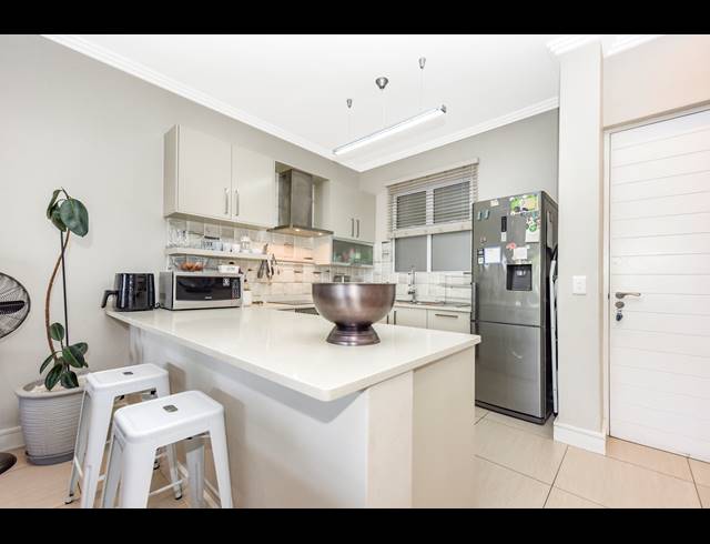 2 BEDROOM APARTMENT FOR SALE IN BRYANSTON